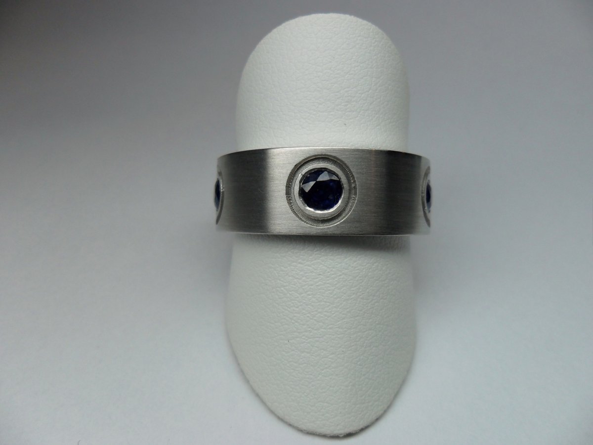 Zware Herenring met Saffieren Mat Witgoud